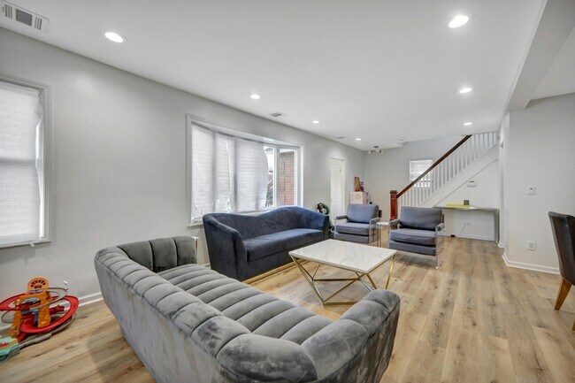 Building Photo - 167 Rockwood Pl