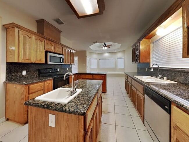 Building Photo - *No Application Fee* *$500 off First Month...