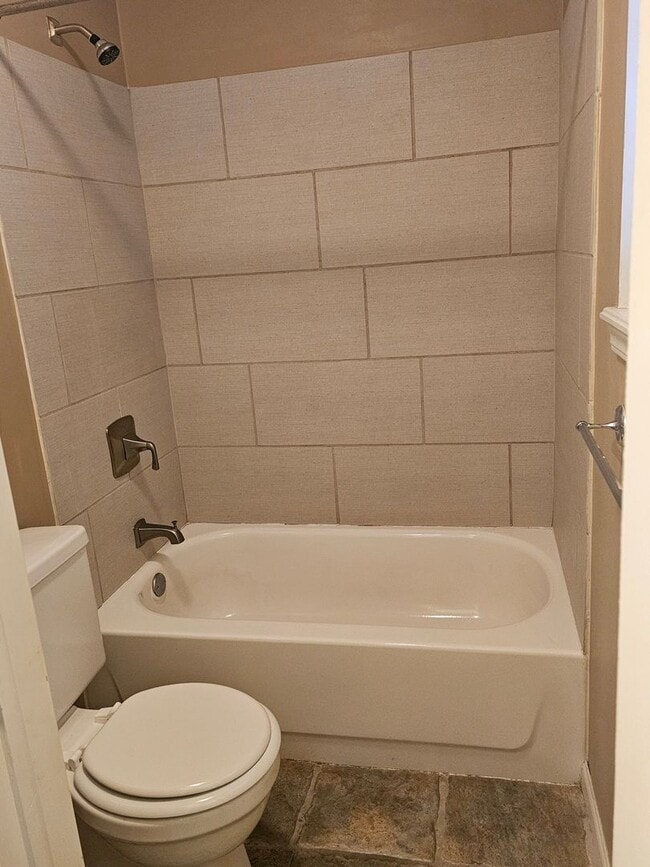 Building Photo - 306 Elfen Glen St