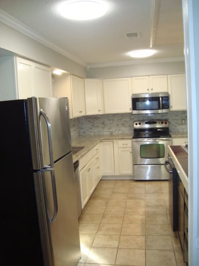 Building Photo - Renovated 4 bedroom available now to rent!