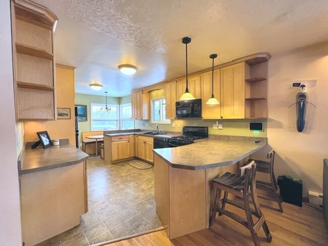 Building Photo - Spacious Midtown Two Bedroom with Utilitie...
