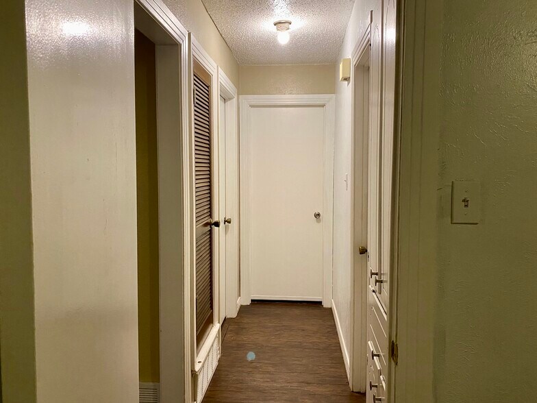 Building Photo - 613 NW Sandra Ln