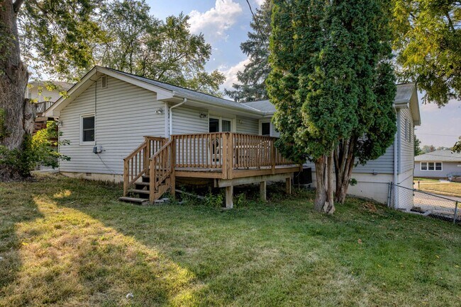 Building Photo - Must See Updated Bellevue Home!!