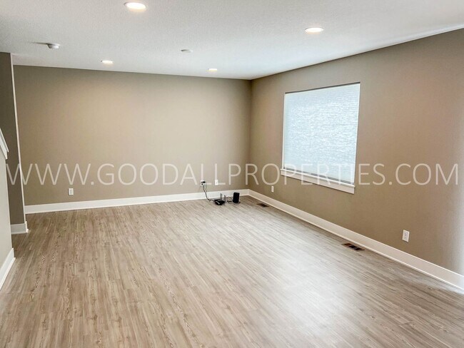 Building Photo - 4 Bedroom 3.5 bathrooms with a walkout finished basement in Norwalk