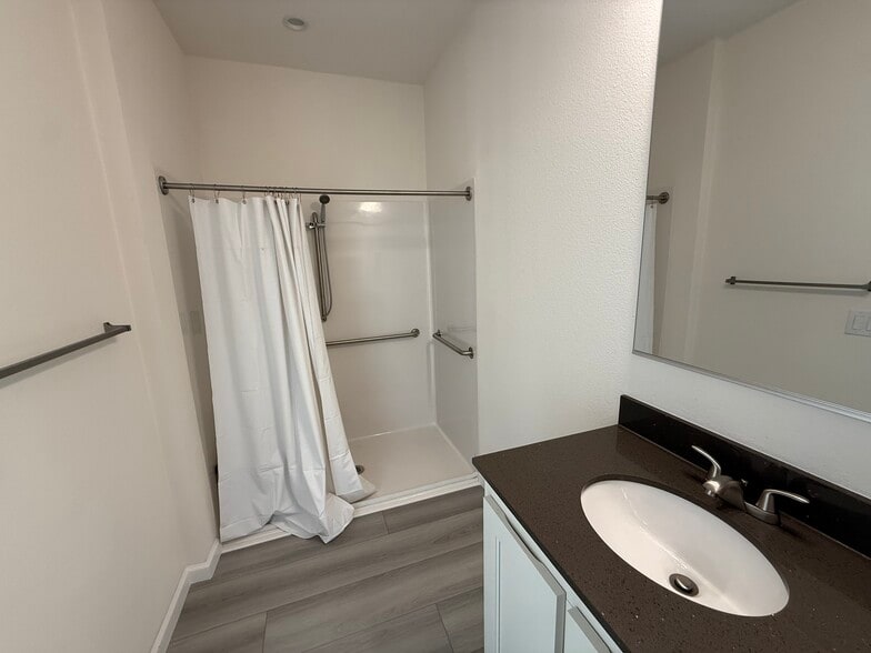 master bath (en suite) - 2490 Bailey Ave