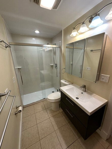 Building Photo - 2411 Vine St