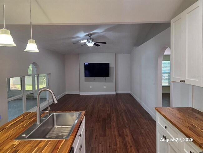 Building Photo - 834 Amidon St