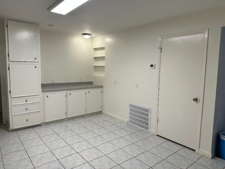 Building Photo - 1023 W Snyder St