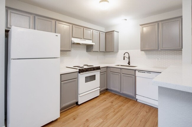 Building Photo - NOVEMBER Move in! 2/2 Duplex with fenced i...