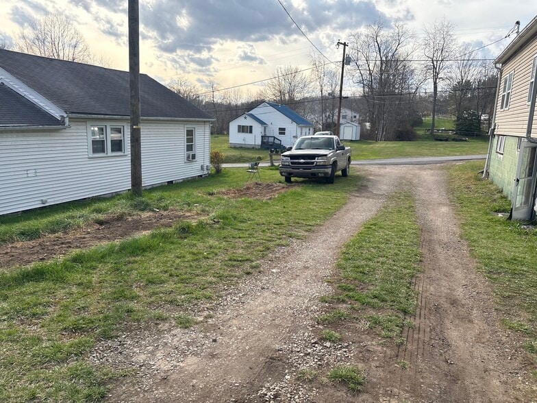 Building Photo - 132 Deck St