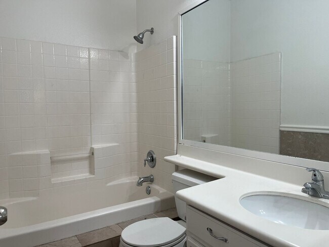Building Photo - Spacious 5-bedroom, 3-bathroom home in Ade...