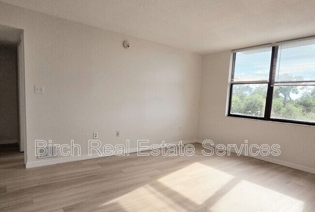 Building Photo - 701 S Madison Ave