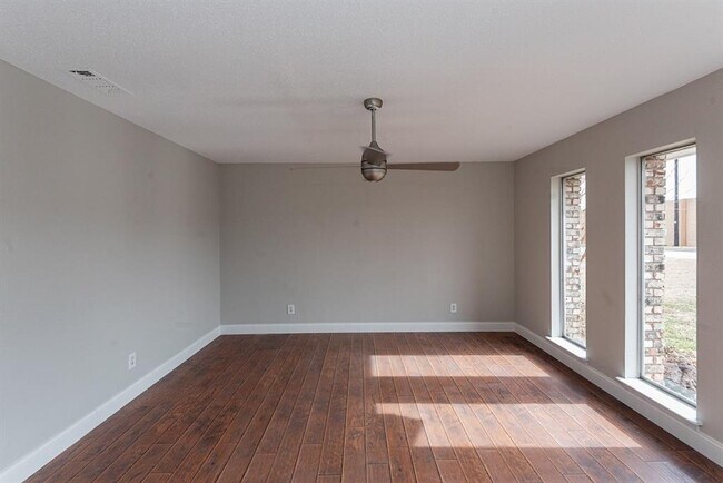 Building Photo - 228 Plainview Dr