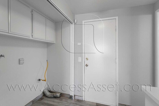 Building Photo - 464 E Jarvis St