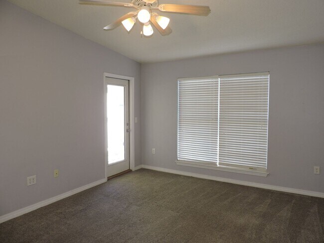 Building Photo - Easy access to interstate, shopping & hosp...