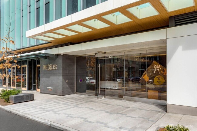Building Photo - Downtown Luxury 1BR Condo with Sweeping Vi...
