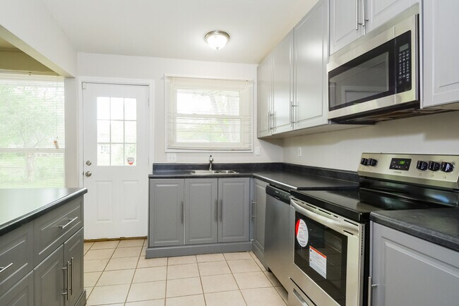 Building Photo - Fantastic 3bd/2ba home! Coming soon!