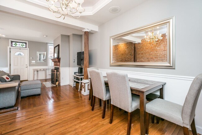 Building Photo - Amazing 3 bed 2 bath with a roof top deck ...