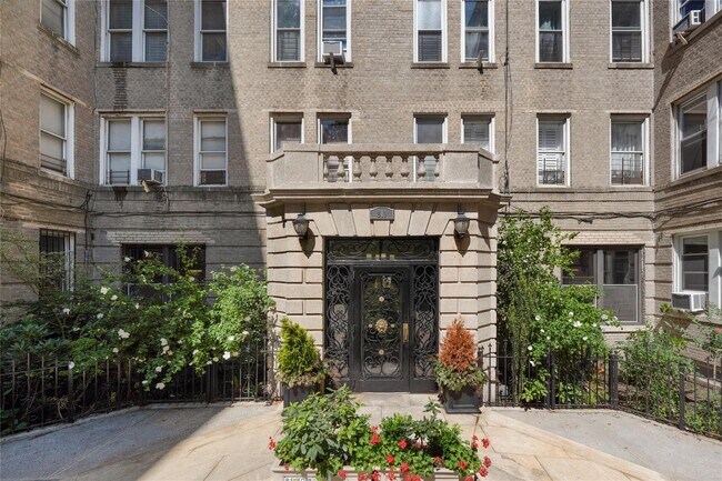 Primary Photo - 811 Walton Ave