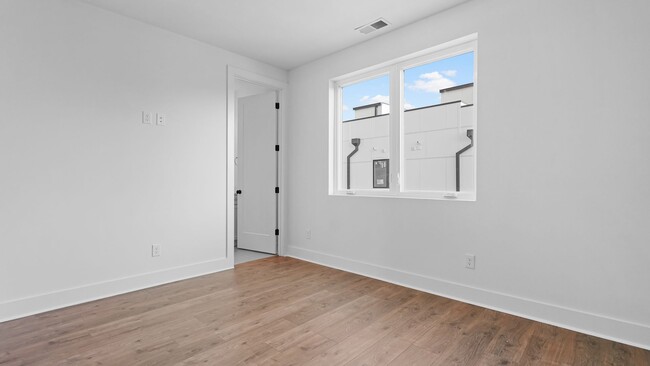 Building Photo - 910 Youngs Ln
