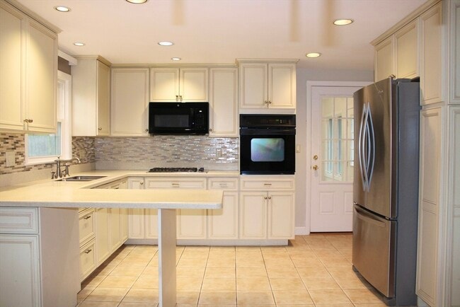 Building Photo - 61 Alton St