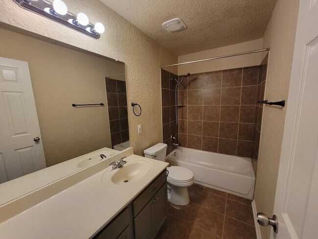 Building Photo - Charming 4 beds 2 baths in San Antonio!
