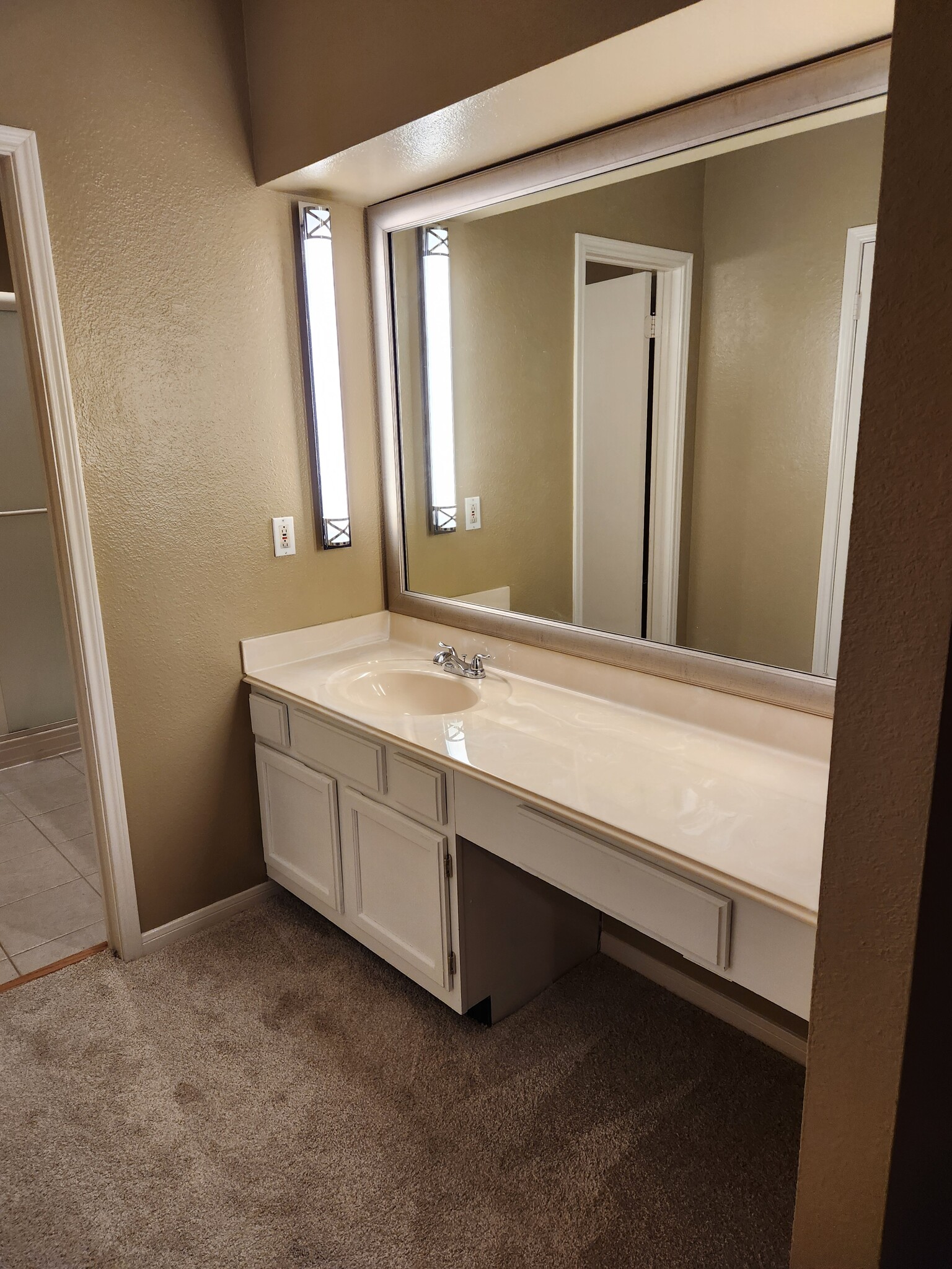 Master bath - 4001 Tanglewilde St