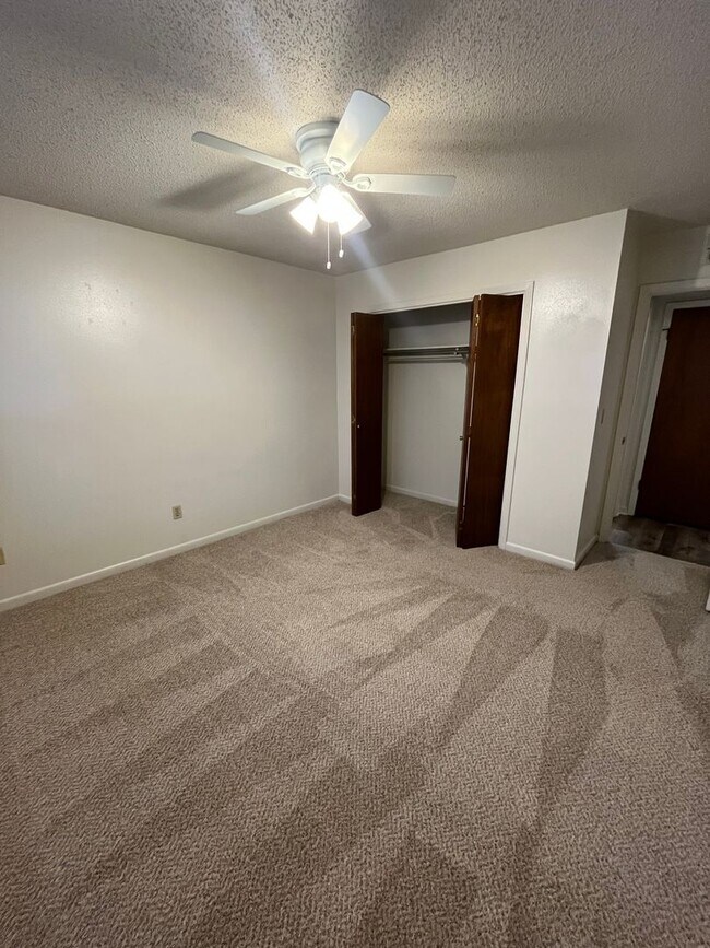 Building Photo - Classic Manor