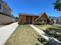 Building Photo - Charming 3br 1bth - Quiet Street