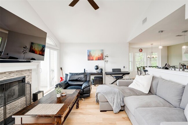 Building Photo - 6621 Mesa Hollow Dr