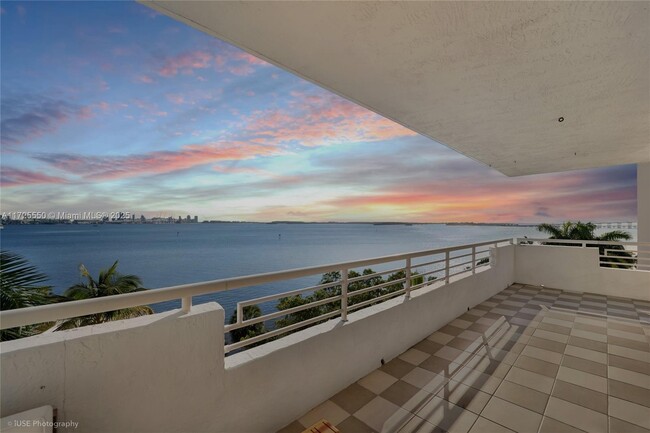 Building Photo - 1402 Brickell Bay Dr