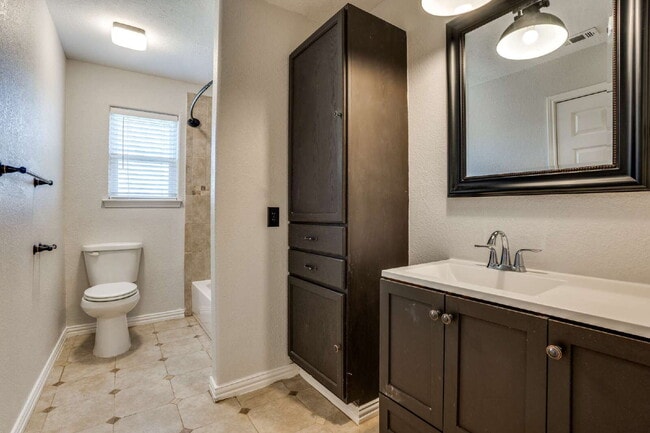 Building Photo - Beautiful Mansfield Home!