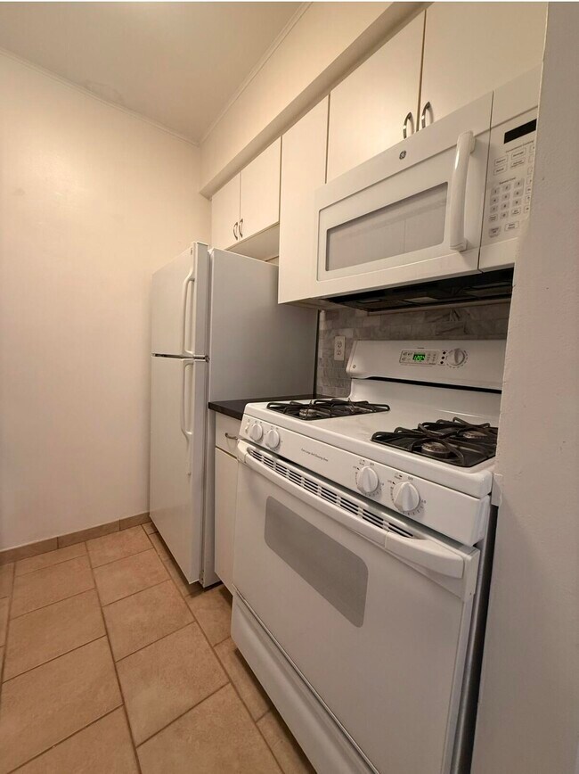 Building Photo - 519 Longshore Dr