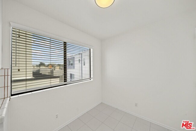 Building Photo - 14572 Dickens St