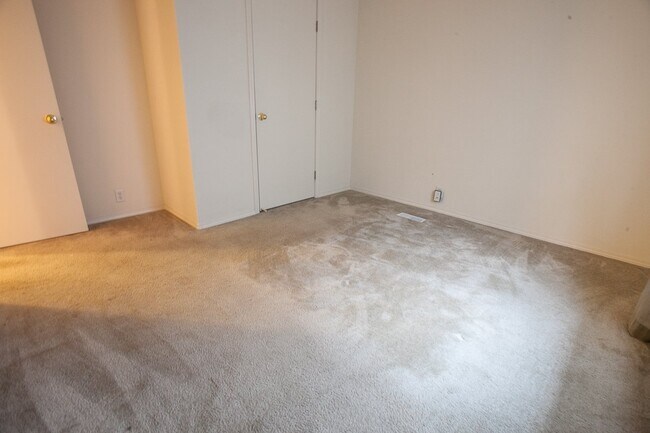 Building Photo - 4040 Summitview Dr