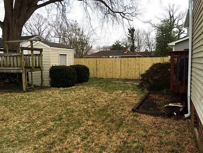 Building Photo - 8824 Hammett Ave