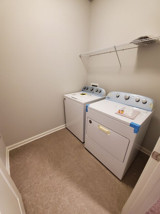Building Photo - Charming 3-Bedroom Townhome with Stylish F...