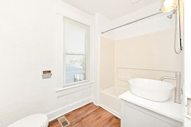 Building Photo - 710-712-712 S Mulberry St