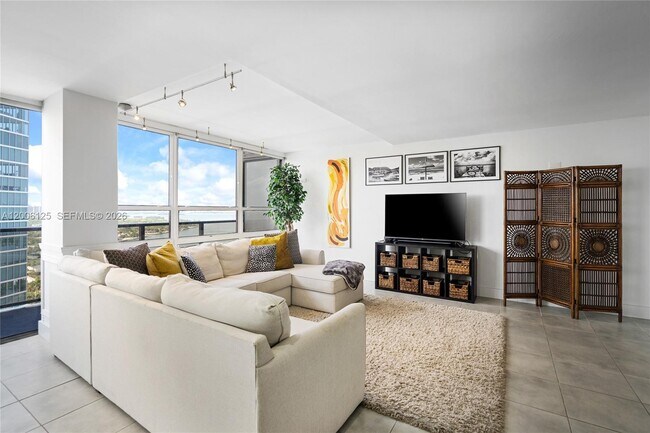 Building Photo - 600 NE 36th St