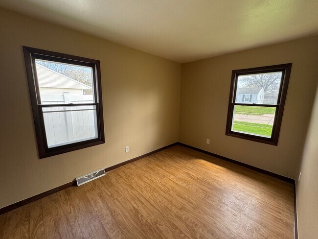 Building Photo - Charming and Spacious East Moline Home!