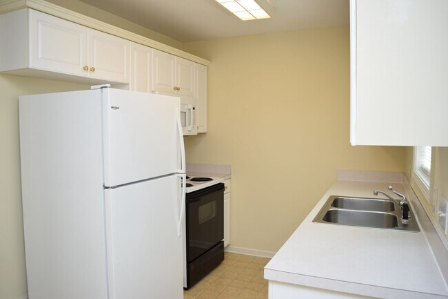Building Photo - $1,150 | 2BR/1.5BA End Unit Townhouse – Sp...