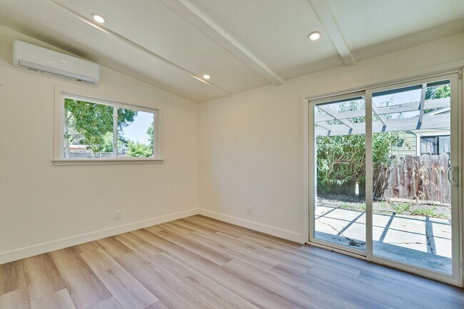 Building Photo - Charming updated 3 bedroom, 1 bathroom hom...