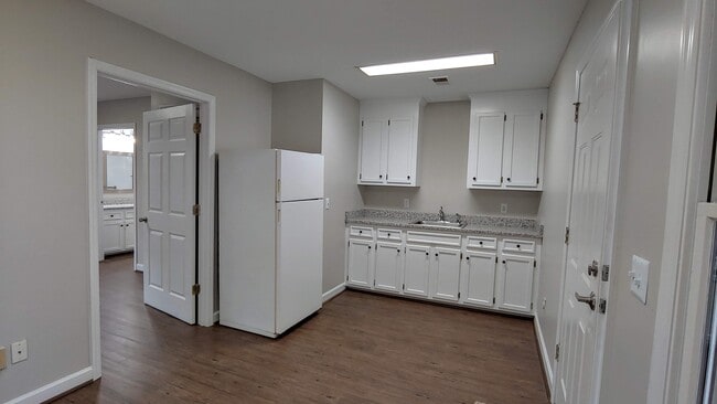 Newly Renovated! - 609 S Lake Dr