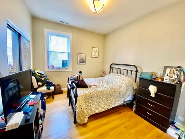 Building Photo - 2426 W Erie St