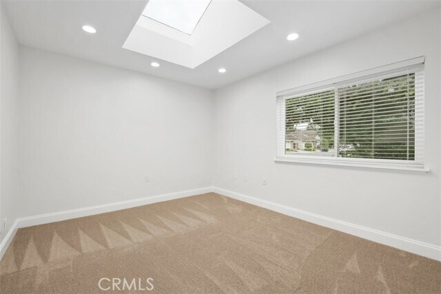 Building Photo - 39 Silver Crescent