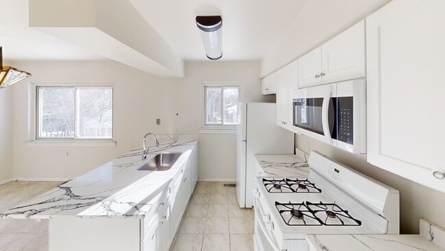 Building Photo - 308 Skydale Dr