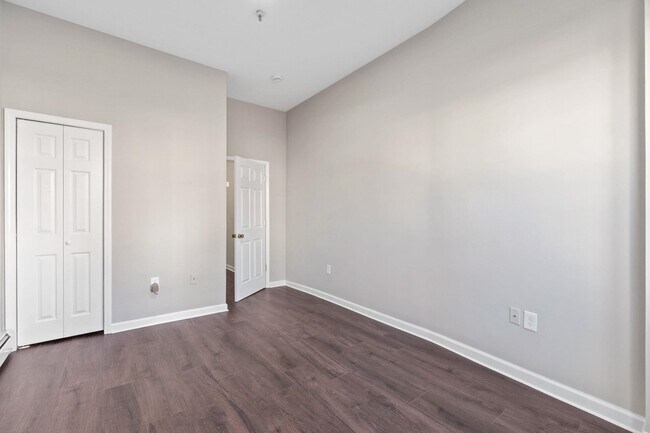 Building Photo - 162 Clerk St