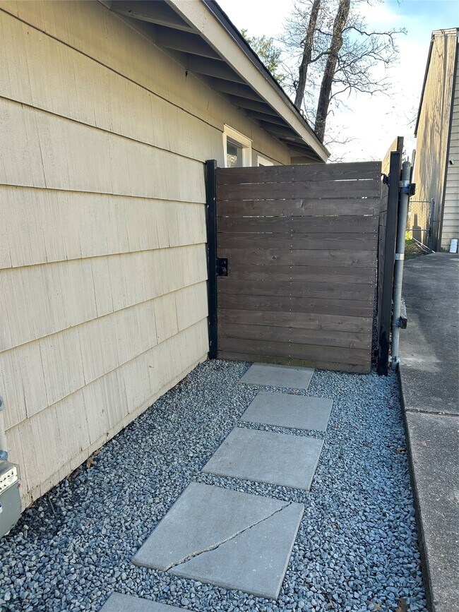 Building Photo - 4019 Ascot Ln