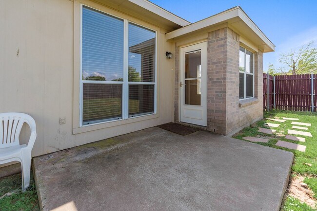 Building Photo - Updated 3-2-2 Ranch in McKamy Evers (North Denton)