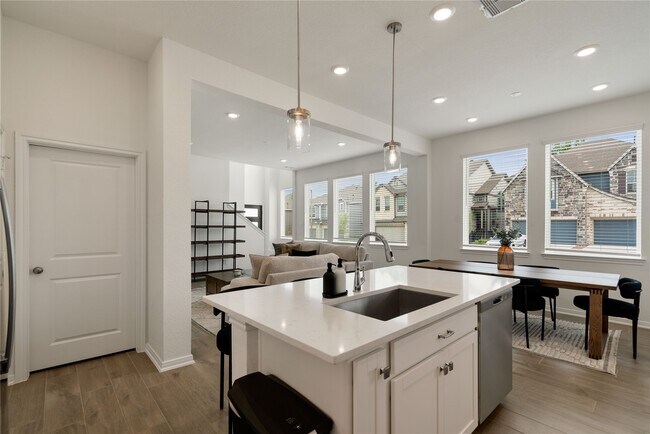 Building Photo - 603 Silver Pear Ct